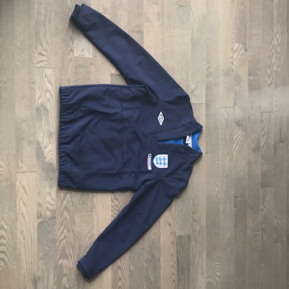 I’m selling an England national soccer sweater - Picture 1 of 3
